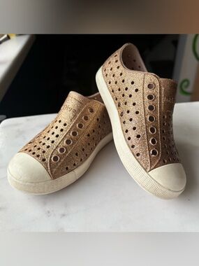Girls glitter rose gold Native shoes 9